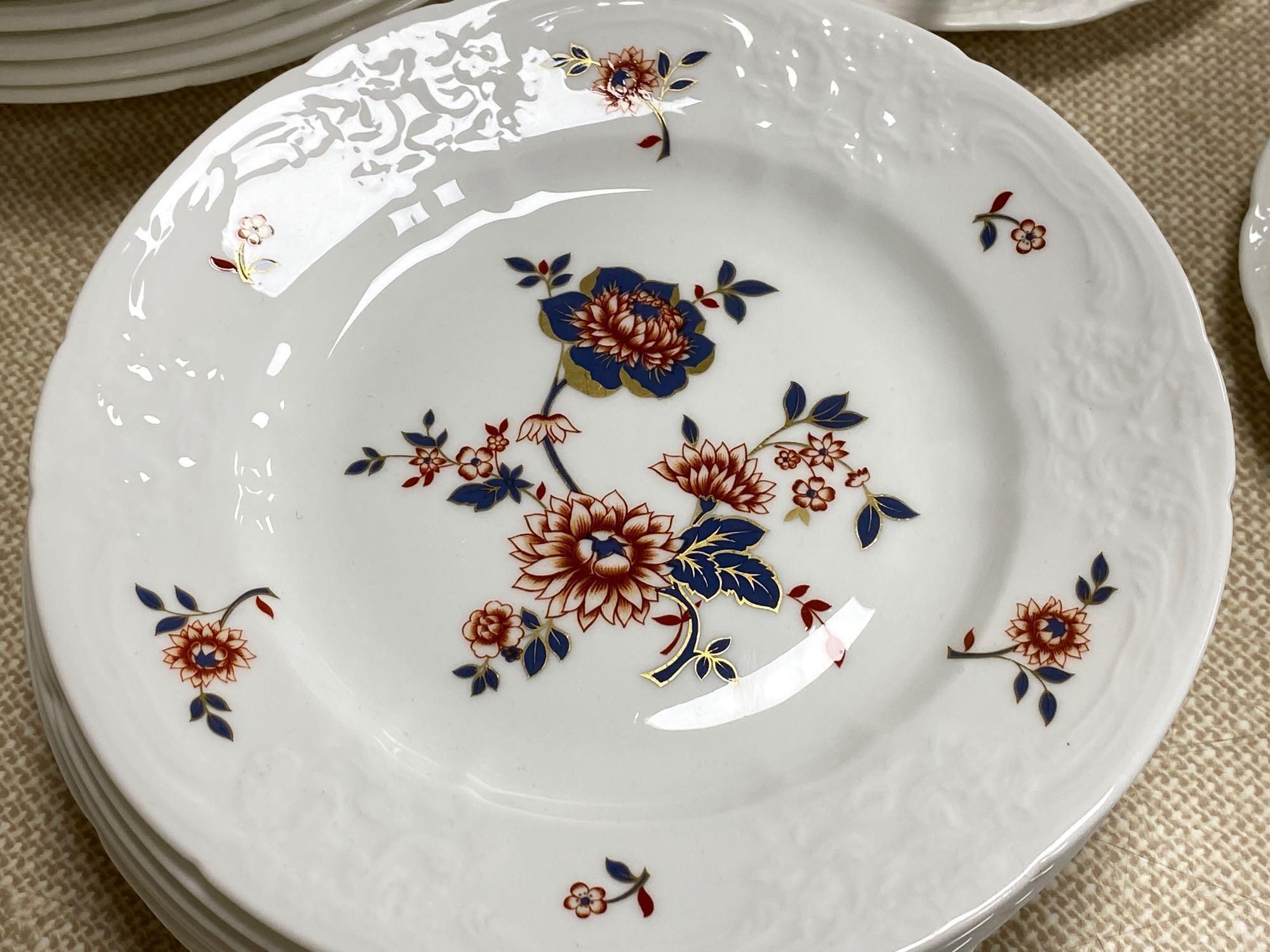 A Coalport St Louis pattern dinner service (8)